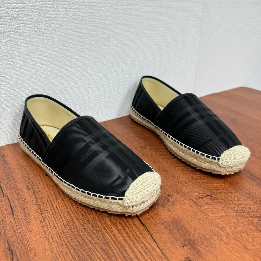Batch 600 Burberry/Burberry new summer men's embroidered straw fisherman shoes, cool slip-on straw shoes! Encounter British fashion with Burberry espadrilles, a perfect blend of classic and fashionable. The unique printing on the upper is a manifestation of the brand's style. Every color and every pattern tells the story of England. Straw soles bring a natural texture, comfortable and chic. Whether you are strolling in the city streets or heading to the beach for vacation, it can add elegance and charm to you, easily become the center of attention, and start your own fashion journey. Classic knitted canvas upper, with thin calfskin lining suitable for summer, straw lining, genuine leather patch at the bottom of the heel, hemming technology, and Mark stitching details! Anti-slip rubber bottom layer, integrated injection molding of large LOGO letters and badges, multiple colors and styles to choose from, complete package! Size: 39-40-41-42-43-44 Normal size Item number: 2025-5 War Horse Black